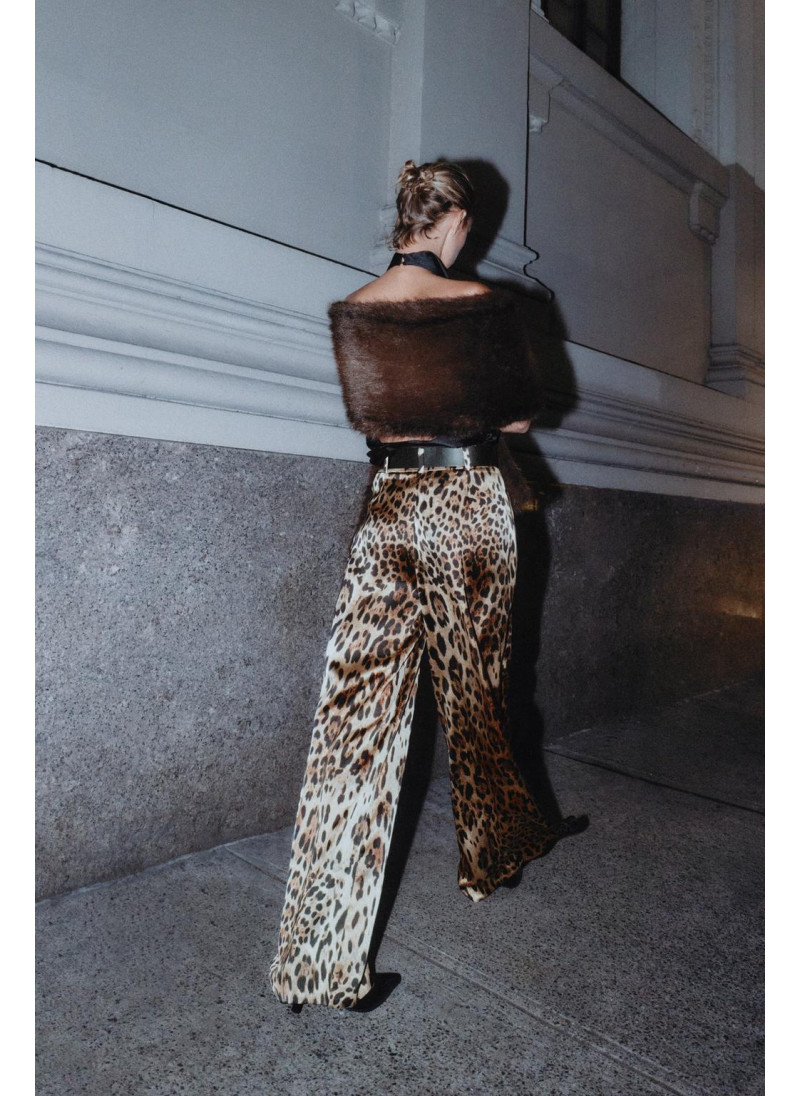 Брюки с широкими брючинами из атласа с поясом Брюки с широкими брючинами из атласа с поясом