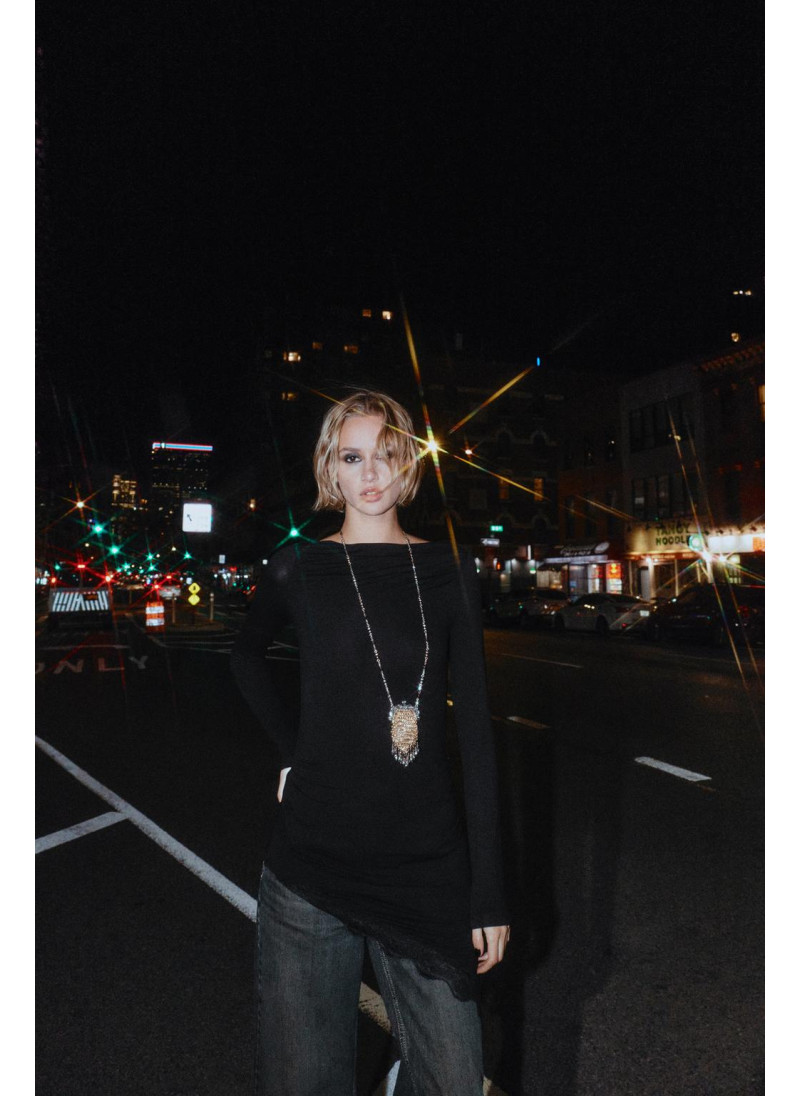 Футболка с асимметричным нижним краем из кружева Футболка с асимметричным нижним краем из кружева