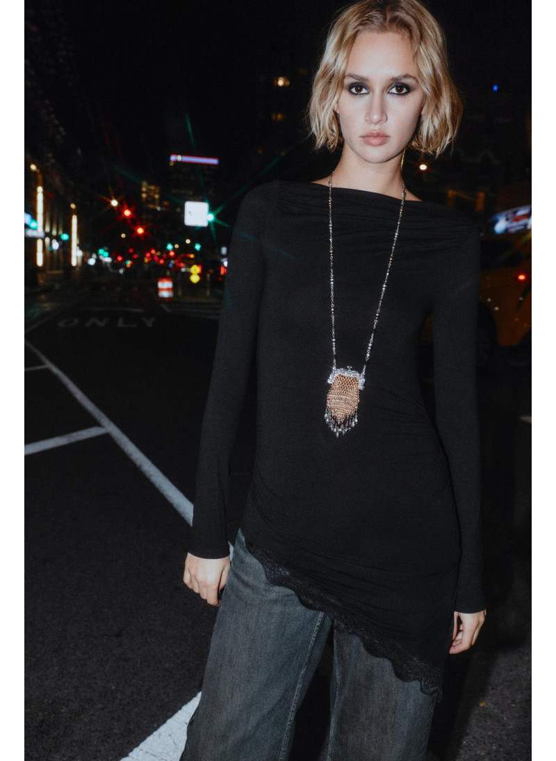 Футболка с асимметричным нижним краем из кружева Футболка с асимметричным нижним краем из кружева