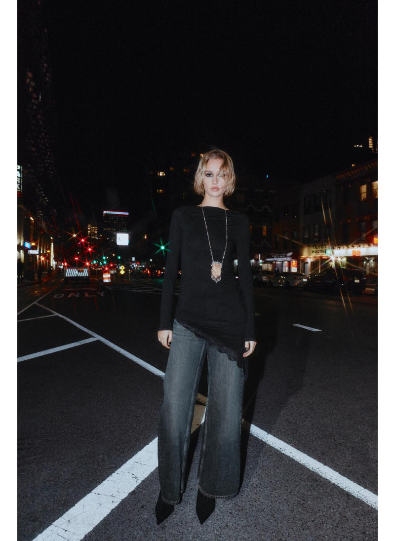 Футболка с асимметричным нижним краем из кружева Футболка с асимметричным нижним краем из кружева