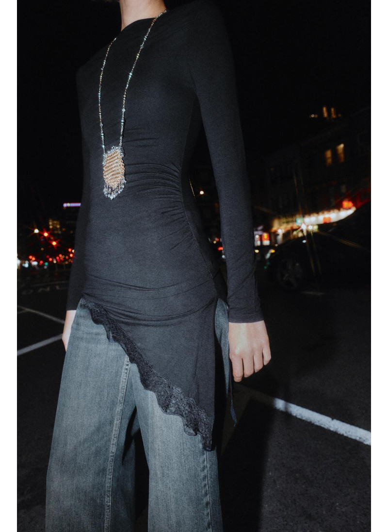 Футболка с асимметричным нижним краем из кружева Футболка с асимметричным нижним краем из кружева