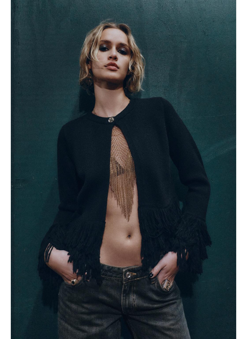 ВЯЗАНЫЙ КАРДИГАН С БАХРОМОЙ ВЯЗАНЫЙ КАРДИГАН С БАХРОМОЙ