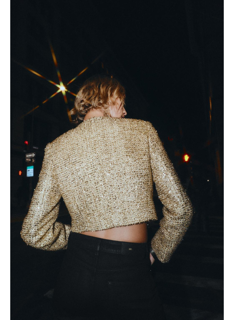 УКОРОЧЕННАЯ ЖАККАРДОВАЯ КУРТКА С МЕТАЛЛИЗИРОВАННОЙ НИТЬЮ УКОРОЧЕННАЯ ЖАККАРДОВАЯ КУРТКА С МЕТАЛЛИЗИРОВАННОЙ НИТЬЮ