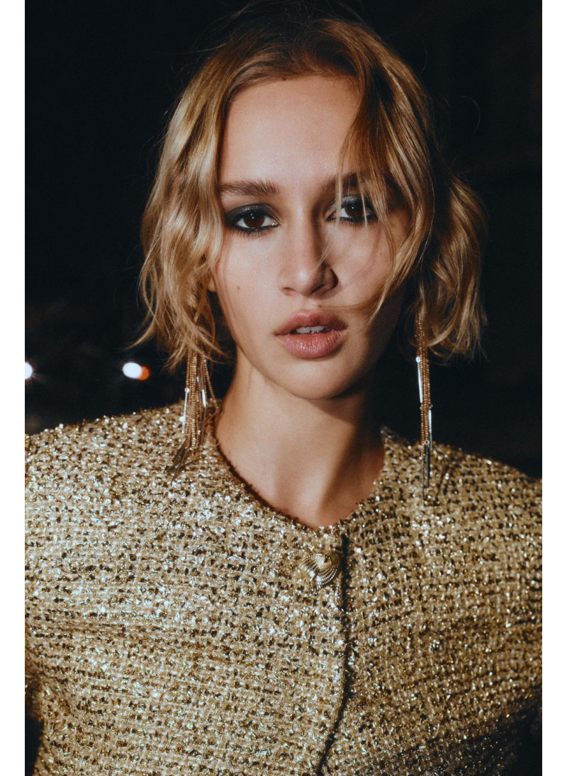 УКОРОЧЕННАЯ ЖАККАРДОВАЯ КУРТКА С МЕТАЛЛИЗИРОВАННОЙ НИТЬЮ УКОРОЧЕННАЯ ЖАККАРДОВАЯ КУРТКА С МЕТАЛЛИЗИРОВАННОЙ НИТЬЮ