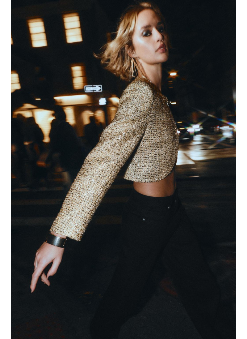 УКОРОЧЕННАЯ ЖАККАРДОВАЯ КУРТКА С МЕТАЛЛИЗИРОВАННОЙ НИТЬЮ УКОРОЧЕННАЯ ЖАККАРДОВАЯ КУРТКА С МЕТАЛЛИЗИРОВАННОЙ НИТЬЮ