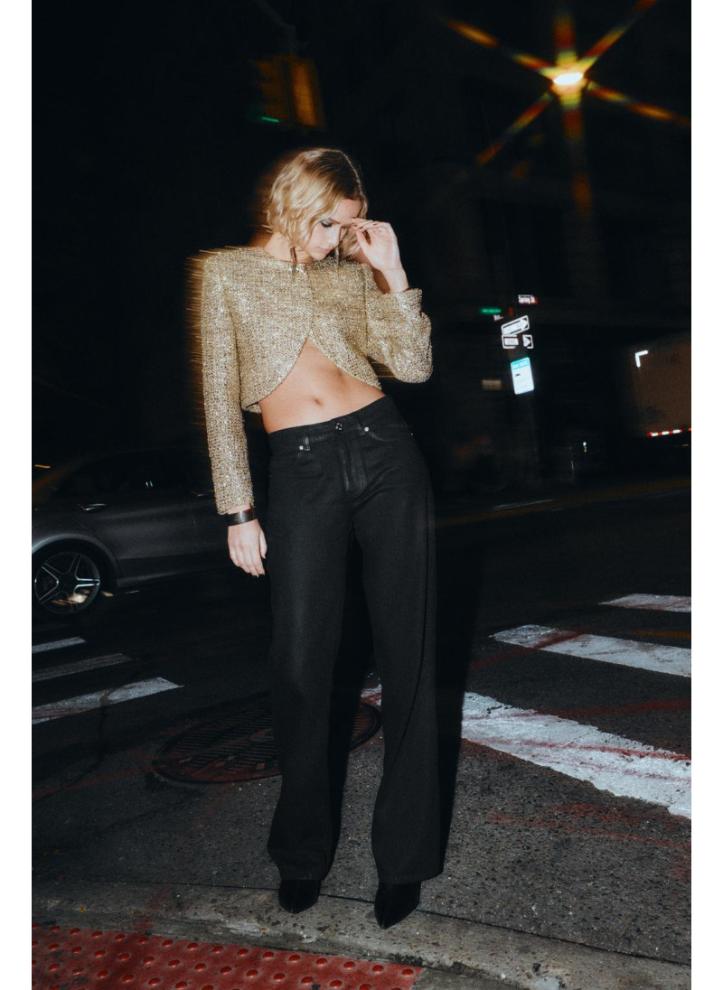 УКОРОЧЕННАЯ ЖАККАРДОВАЯ КУРТКА С МЕТАЛЛИЗИРОВАННОЙ НИТЬЮ УКОРОЧЕННАЯ ЖАККАРДОВАЯ КУРТКА С МЕТАЛЛИЗИРОВАННОЙ НИТЬЮ