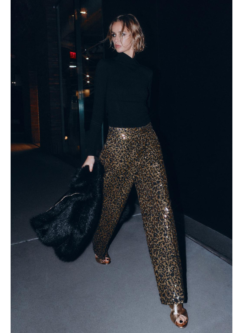 Брюки прямого кроя с животным принтом и пайетками Брюки прямого кроя с животным принтом и пайетками