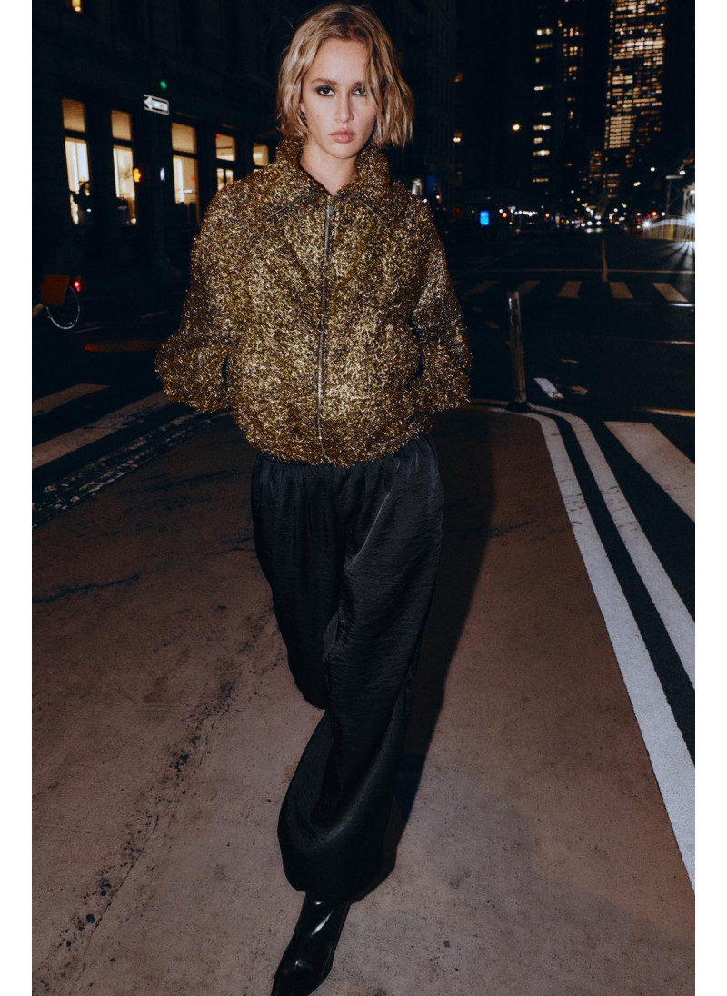 Куртка-бомбер с металличес�...