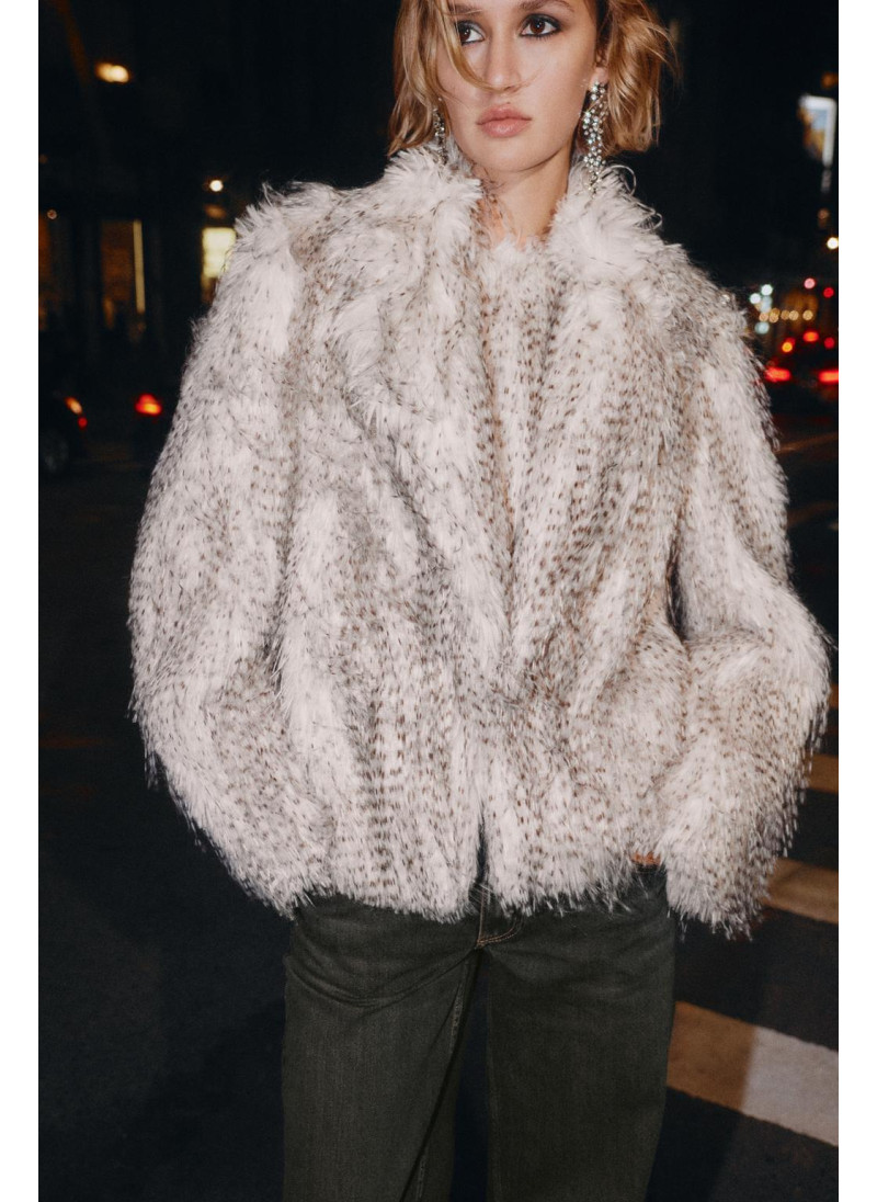 КОРОТКОЕ ПАЛЬТО ИЗ ИСКУССТВЕННОГО МЕХА КОРОТКОЕ ПАЛЬТО ИЗ ИСКУССТВЕННОГО МЕХА