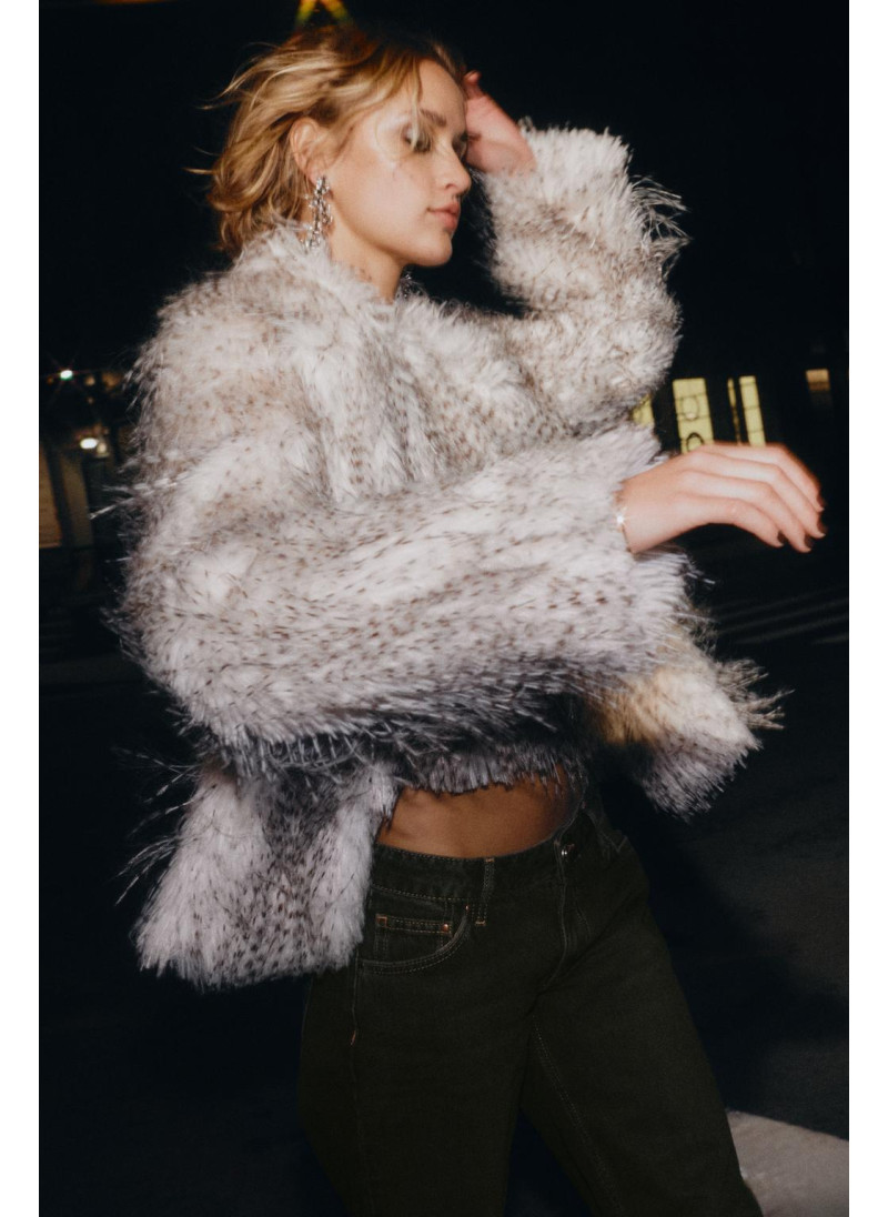 КОРОТКОЕ ПАЛЬТО ИЗ ИСКУССТВЕННОГО МЕХА КОРОТКОЕ ПАЛЬТО ИЗ ИСКУССТВЕННОГО МЕХА