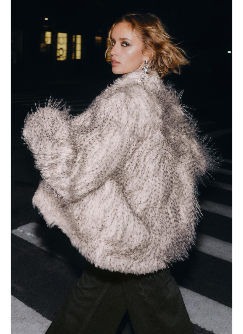 КОРОТКОЕ ПАЛЬТО ИЗ ИСКУССТВЕННОГО МЕХА КОРОТКОЕ ПАЛЬТО ИЗ ИСКУССТВЕННОГО МЕХА