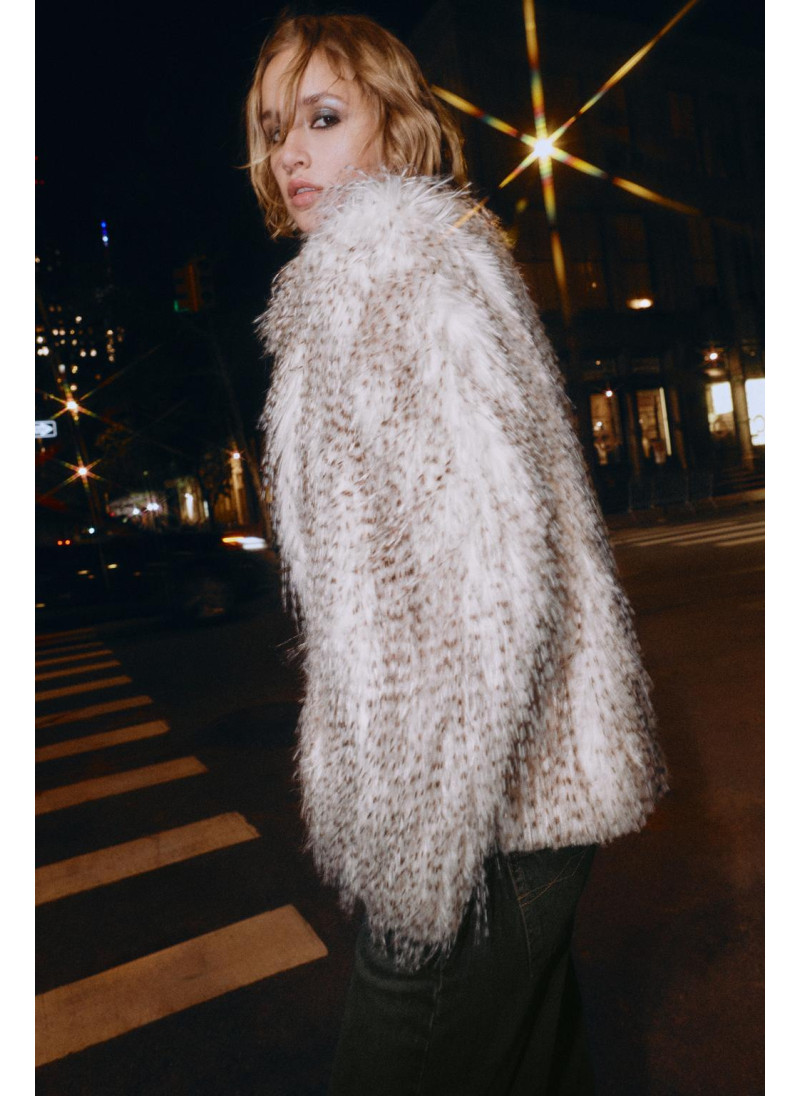 КОРОТКОЕ ПАЛЬТО ИЗ ИСКУССТВЕННОГО МЕХА КОРОТКОЕ ПАЛЬТО ИЗ ИСКУССТВЕННОГО МЕХА