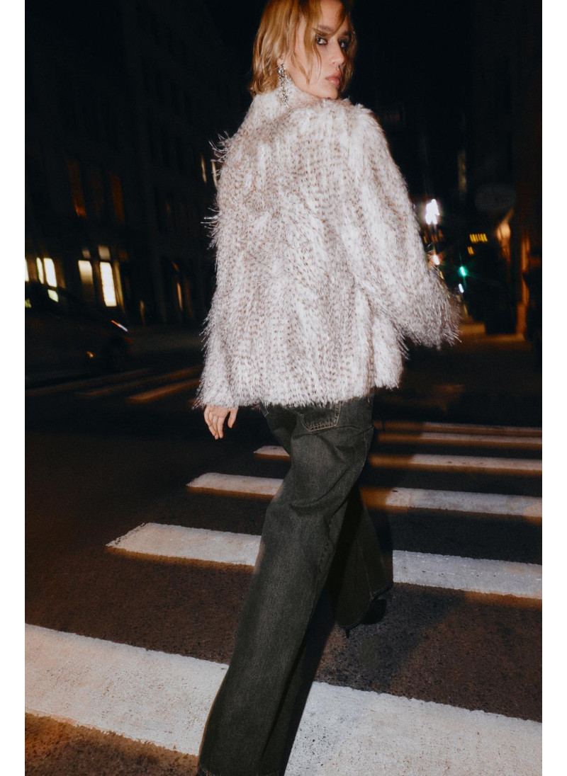 КОРОТКОЕ ПАЛЬТО ИЗ ИСКУССТВЕННОГО МЕХА КОРОТКОЕ ПАЛЬТО ИЗ ИСКУССТВЕННОГО МЕХА