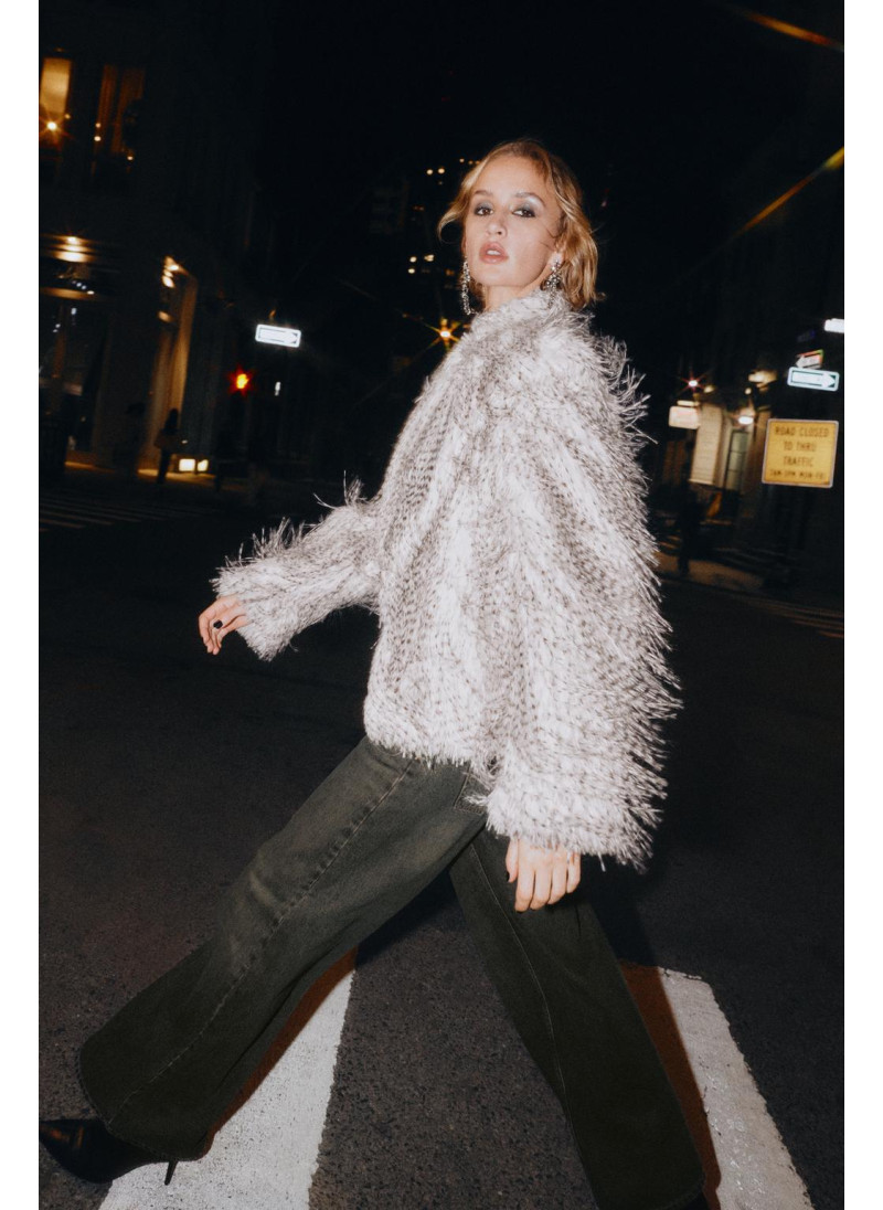 КОРОТКОЕ ПАЛЬТО ИЗ ИСКУССТВЕННОГО МЕХА КОРОТКОЕ ПАЛЬТО ИЗ ИСКУССТВЕННОГО МЕХА