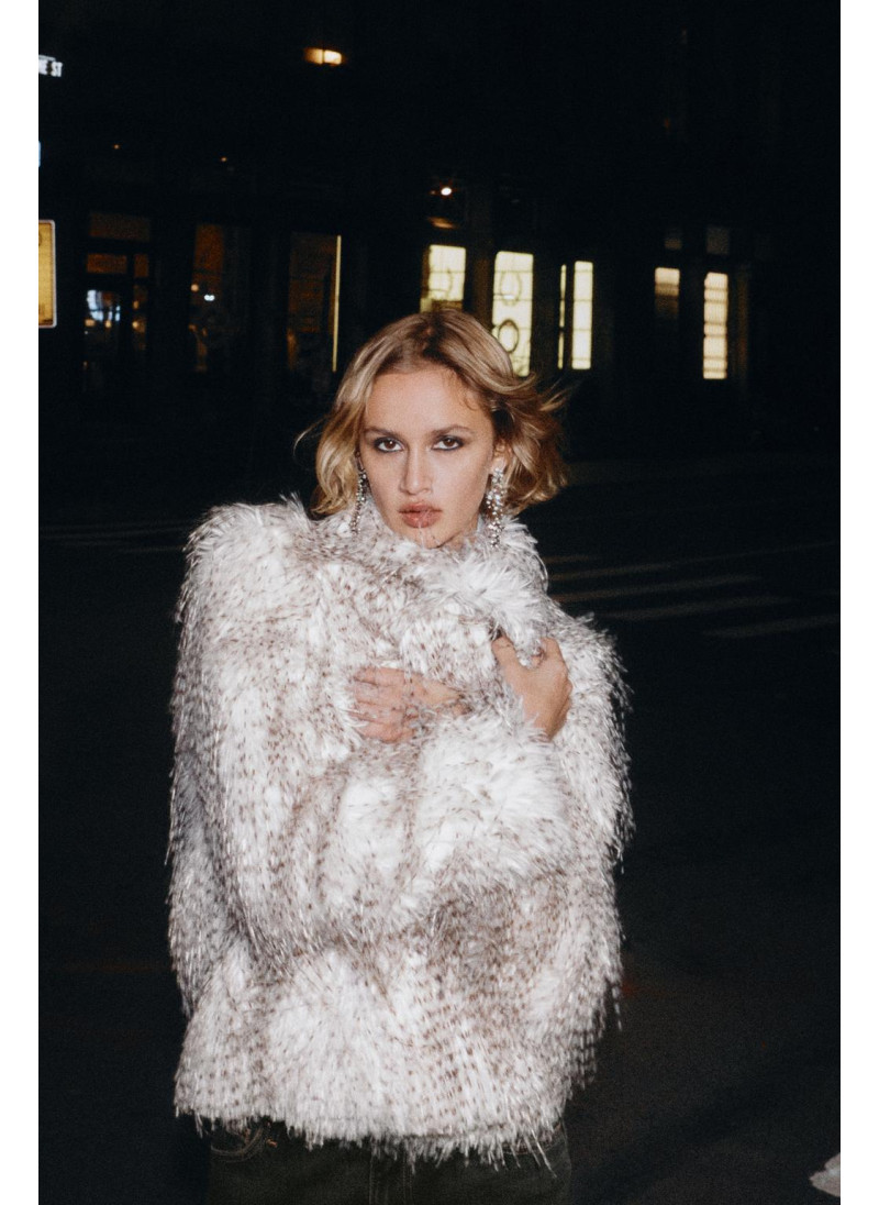 КОРОТКОЕ ПАЛЬТО ИЗ ИСКУССТВЕННОГО МЕХА КОРОТКОЕ ПАЛЬТО ИЗ ИСКУССТВЕННОГО МЕХА