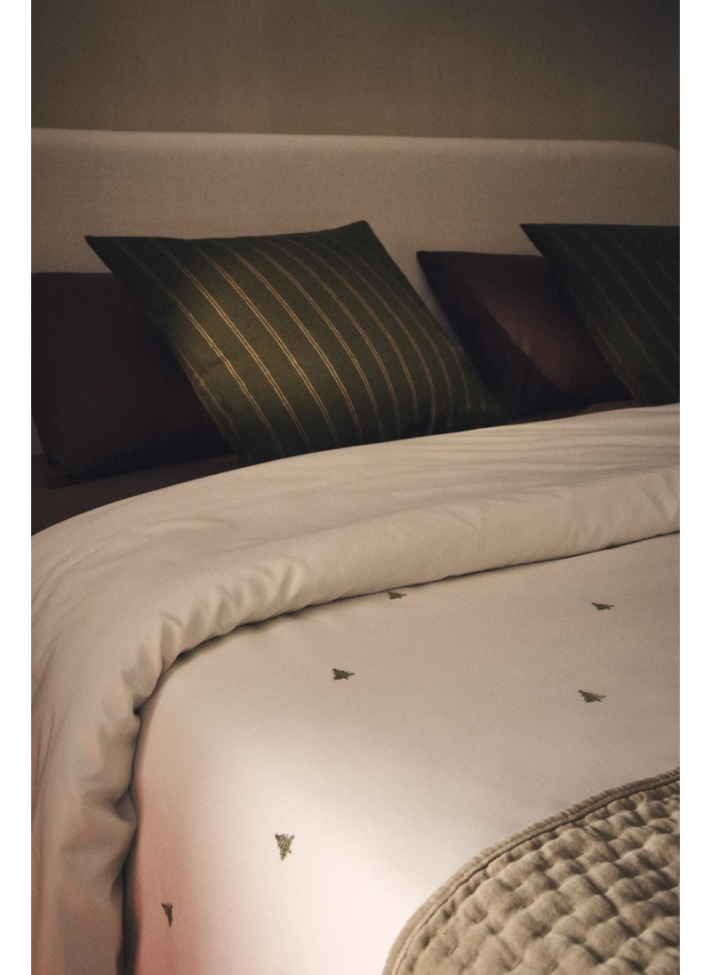 Покрывало из сатина с вышивкой рождественских елок Покрывало из сатина с вышивкой рождественских елок