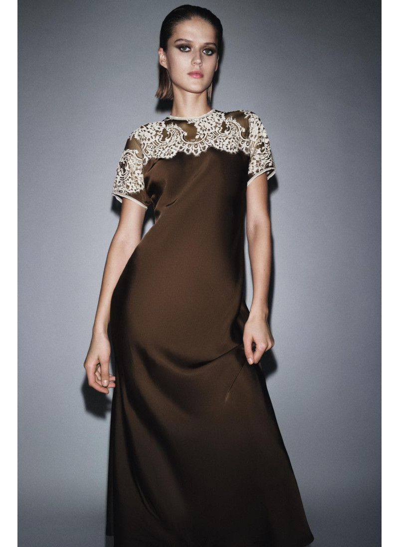 АТЛАСНОЕ ПЛАТЬЕ С КРУЖЕВОМ ...