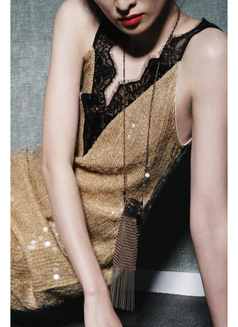 Колье с сумкой на цепочке и бахромой в контрастных тонах Колье с сумкой на цепочке и бахромой в контрастных тонах