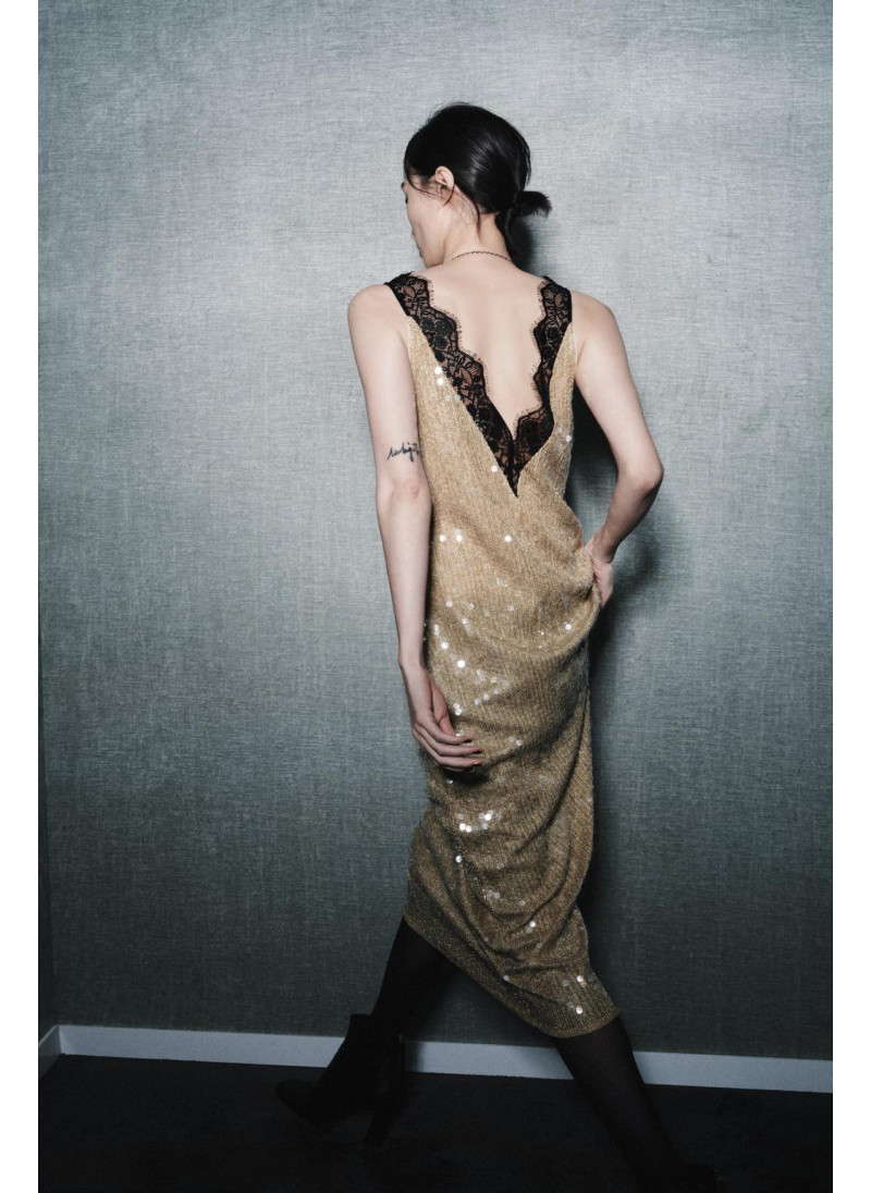 Платье с пайетками и кружев...