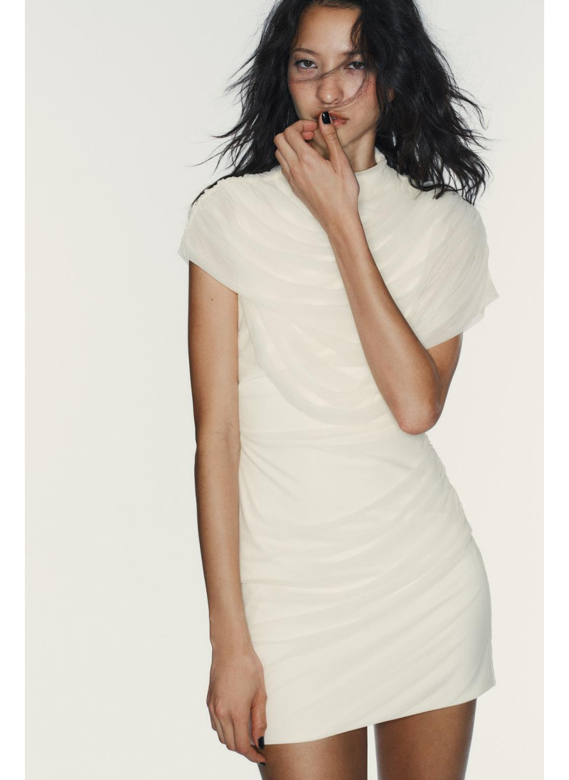 Платье с коротким фасоном и сопровождающей накидкой Платье с коротким фасоном и сопровождающей накидкой