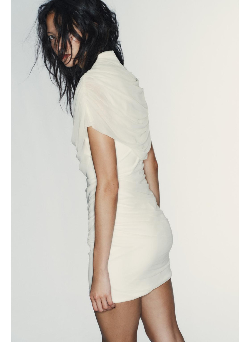 Платье с коротким фасоном и сопровождающей накидкой Платье с коротким фасоном и сопровождающей накидкой