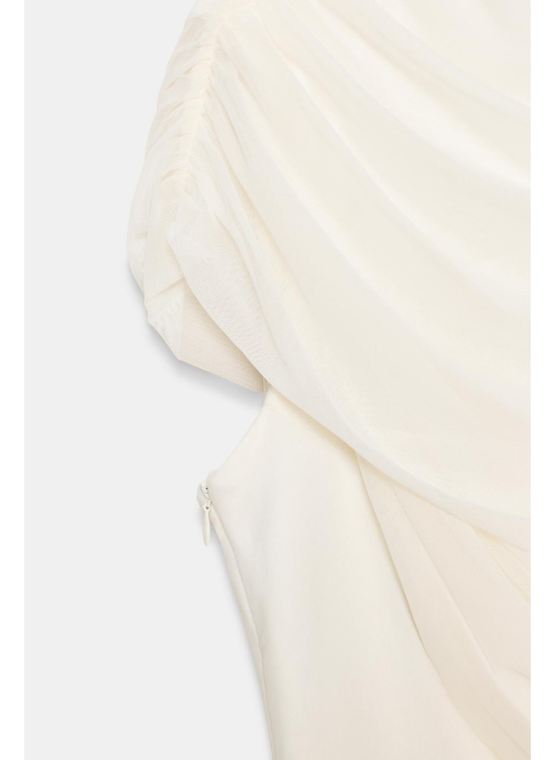 Платье с коротким фасоном и сопровождающей накидкой Платье с коротким фасоном и сопровождающей накидкой