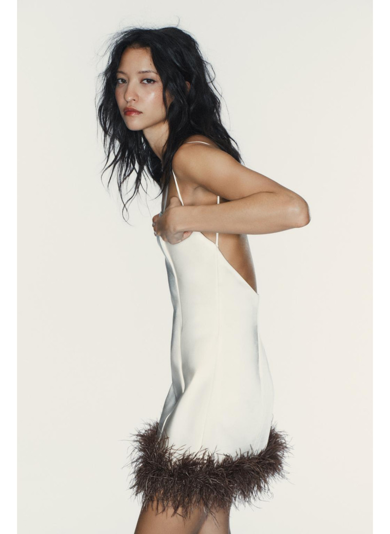 Платье из атласа с перьями Платье из атласа с перьями