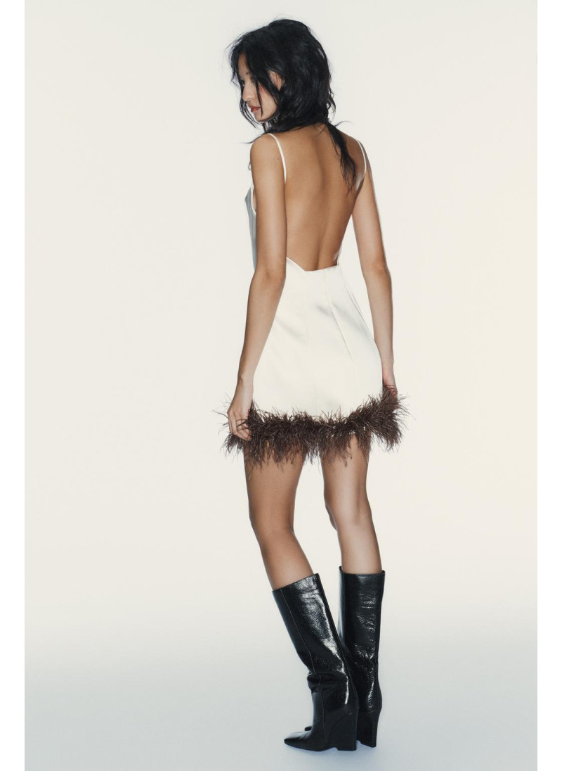 Платье из атласа с перьями Платье из атласа с перьями