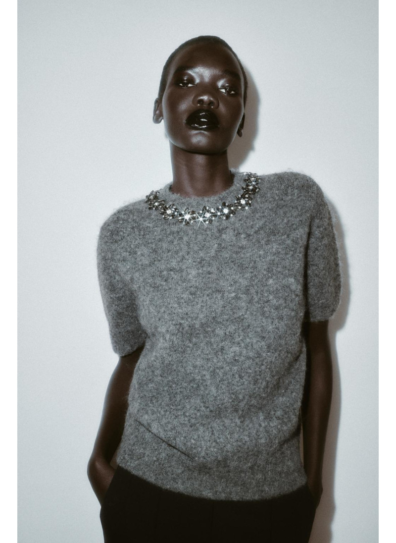 Пуловер с короткими рукавами и бисерными бусинами Пуловер с короткими рукавами и бисерными бусинами