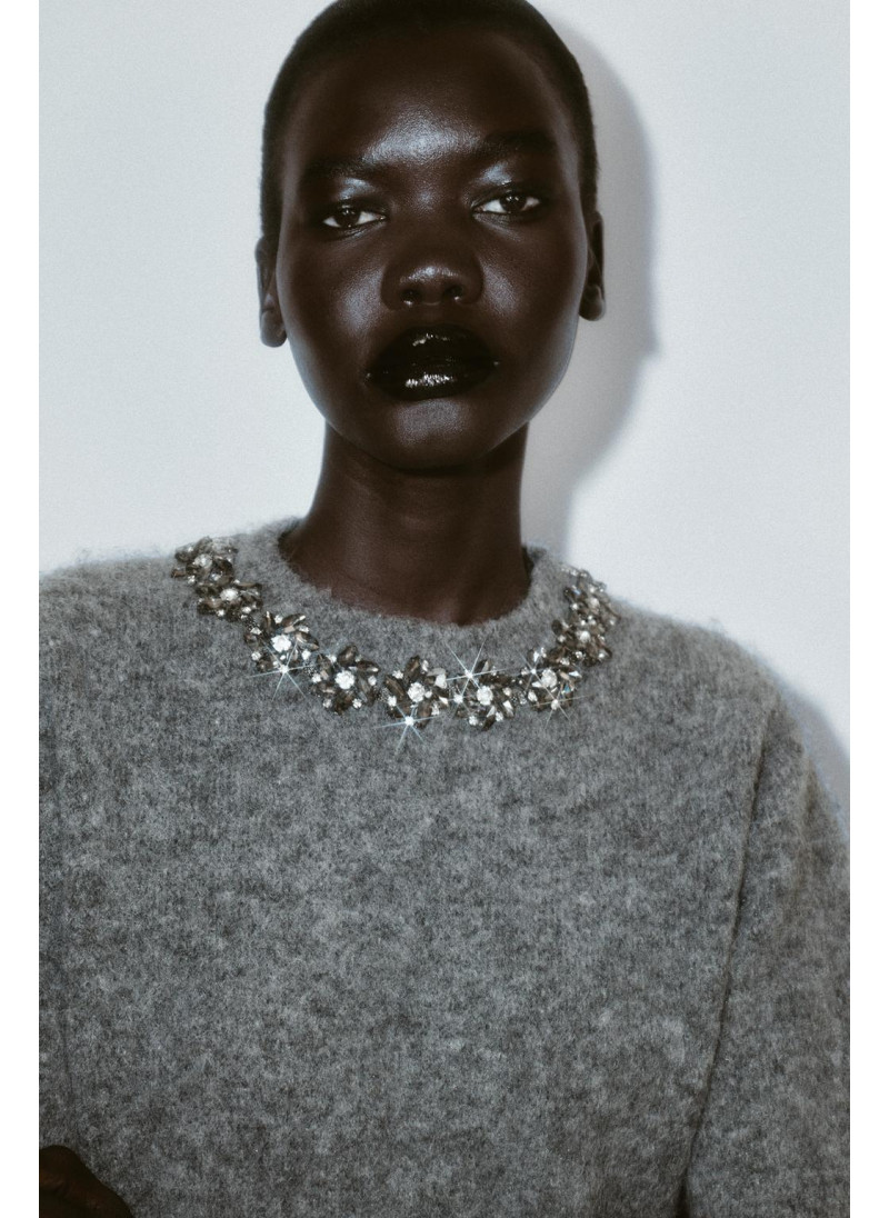 Пуловер с короткими рукавами и бисерными бусинами Пуловер с короткими рукавами и бисерными бусинами