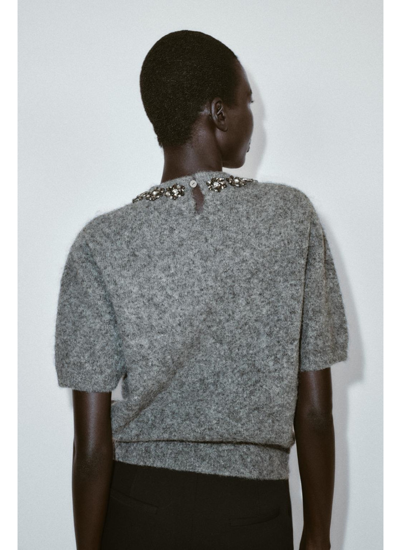 Пуловер с короткими рукавами и бисерными бусинами Пуловер с короткими рукавами и бисерными бусинами