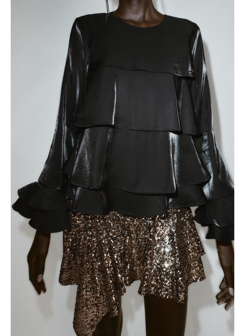 Блузка из блестящей ткани с оборками Блузка из блестящей ткани с оборками