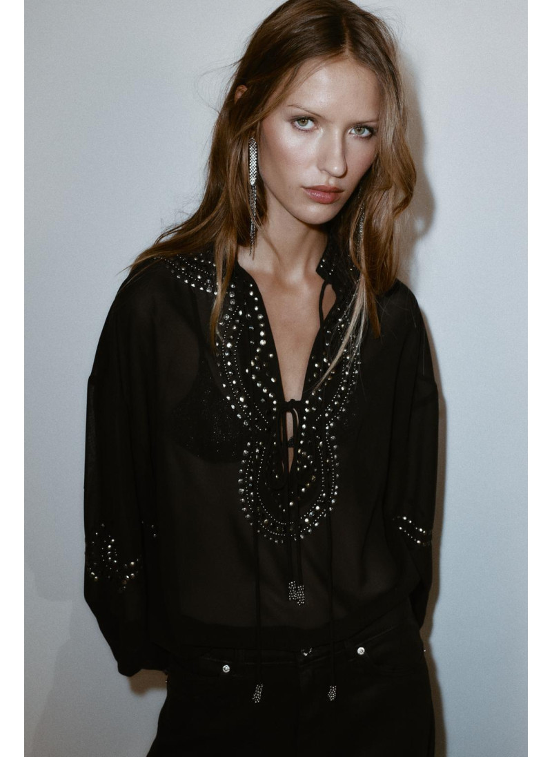 БЛУЗА ИЗ ПОЛУПРОЗРАЧНОЙ ТКАНИ С БУСИНАМИ БЛУЗА ИЗ ПОЛУПРОЗРАЧНОЙ ТКАНИ С БУСИНАМИ