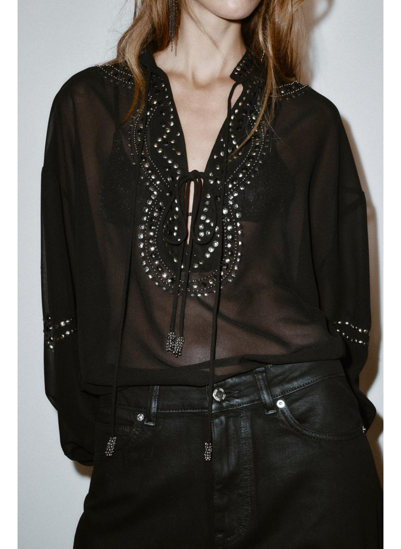 БЛУЗА ИЗ ПОЛУПРОЗРАЧНОЙ ТКАНИ С БУСИНАМИ БЛУЗА ИЗ ПОЛУПРОЗРАЧНОЙ ТКАНИ С БУСИНАМИ