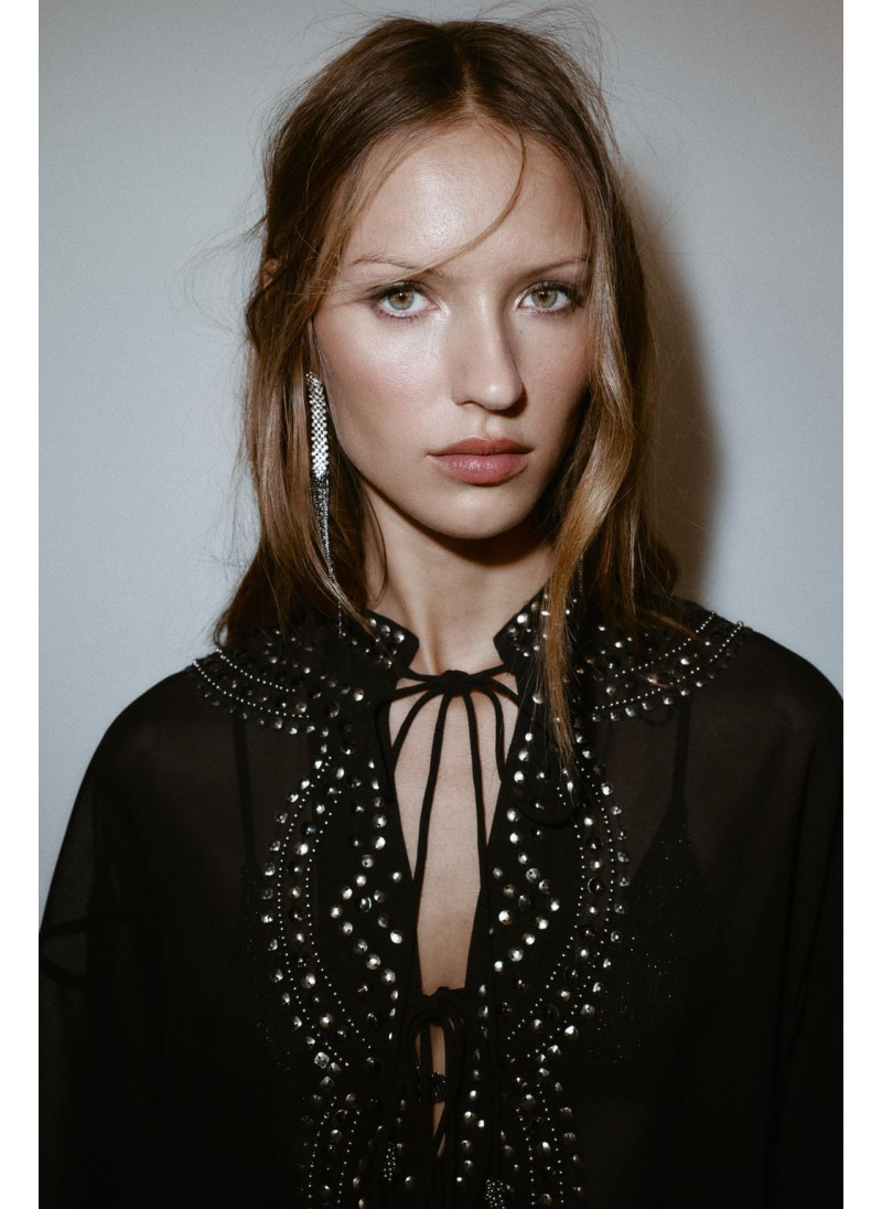 БЛУЗА ИЗ ПОЛУПРОЗРАЧНОЙ ТКАНИ С БУСИНАМИ БЛУЗА ИЗ ПОЛУПРОЗРАЧНОЙ ТКАНИ С БУСИНАМИ