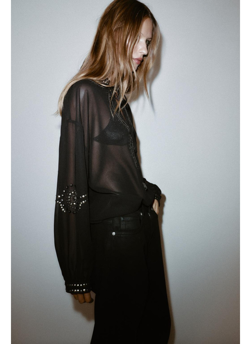 БЛУЗА ИЗ ПОЛУПРОЗРАЧНОЙ ТКАНИ С БУСИНАМИ БЛУЗА ИЗ ПОЛУПРОЗРАЧНОЙ ТКАНИ С БУСИНАМИ