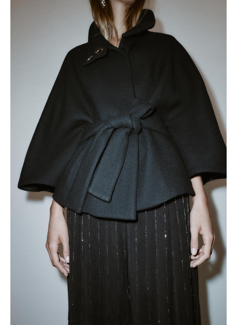 КОРОТКОЕ ПАЛЬТО-НАКИДКА С ПОЯСОМ ИЗ ШЕРСТИ КОРОТКОЕ ПАЛЬТО-НАКИДКА С ПОЯСОМ ИЗ ШЕРСТИ