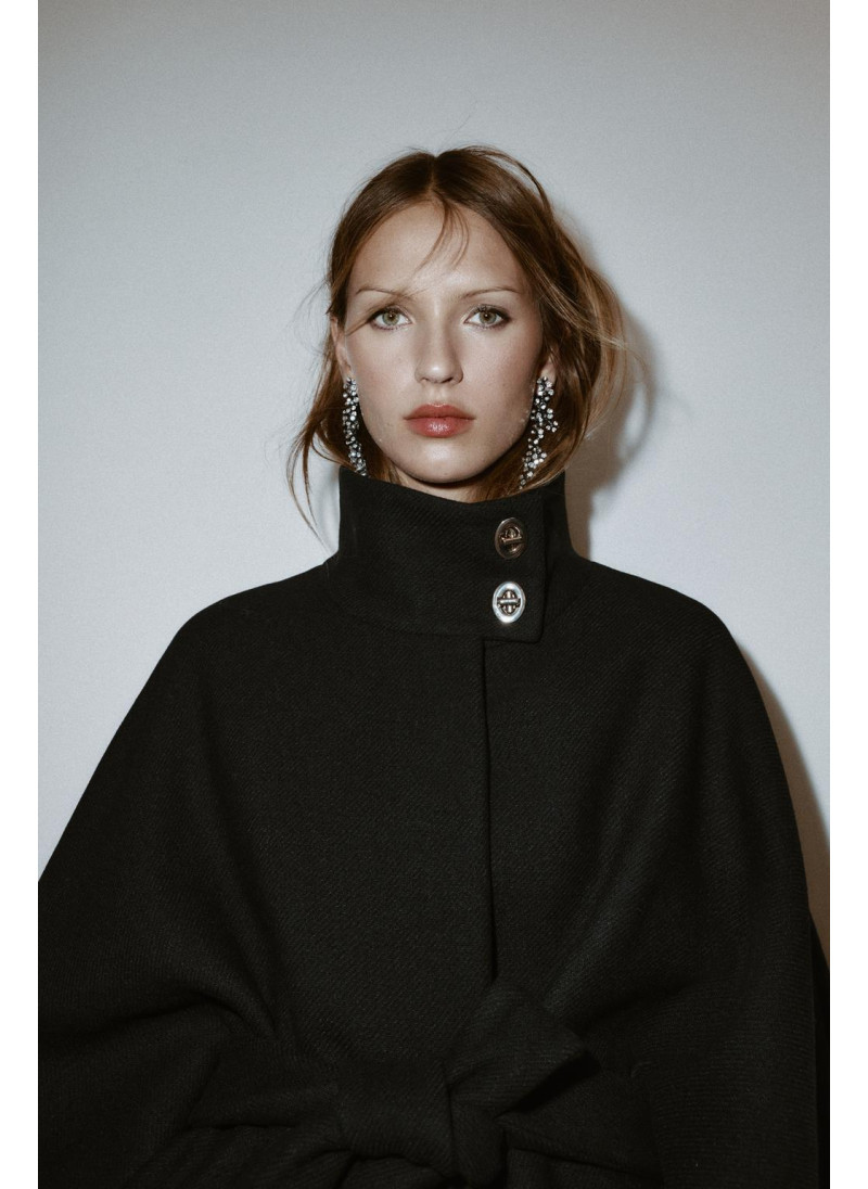 КОРОТКОЕ ПАЛЬТО-НАКИДКА С ПОЯСОМ ИЗ ШЕРСТИ КОРОТКОЕ ПАЛЬТО-НАКИДКА С ПОЯСОМ ИЗ ШЕРСТИ