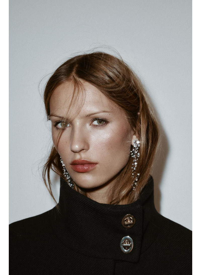 КОРОТКОЕ ПАЛЬТО-НАКИДКА С ПОЯСОМ ИЗ ШЕРСТИ КОРОТКОЕ ПАЛЬТО-НАКИДКА С ПОЯСОМ ИЗ ШЕРСТИ