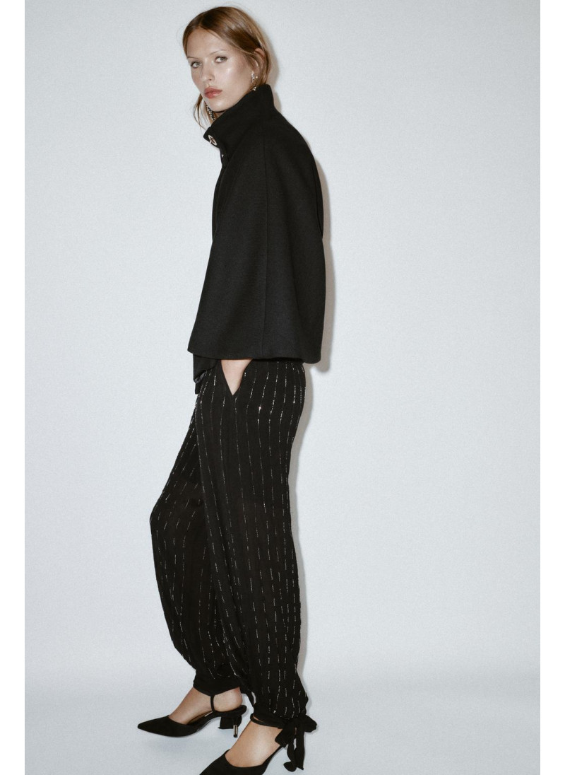 КОРОТКОЕ ПАЛЬТО-НАКИДКА С ПОЯСОМ ИЗ ШЕРСТИ КОРОТКОЕ ПАЛЬТО-НАКИДКА С ПОЯСОМ ИЗ ШЕРСТИ