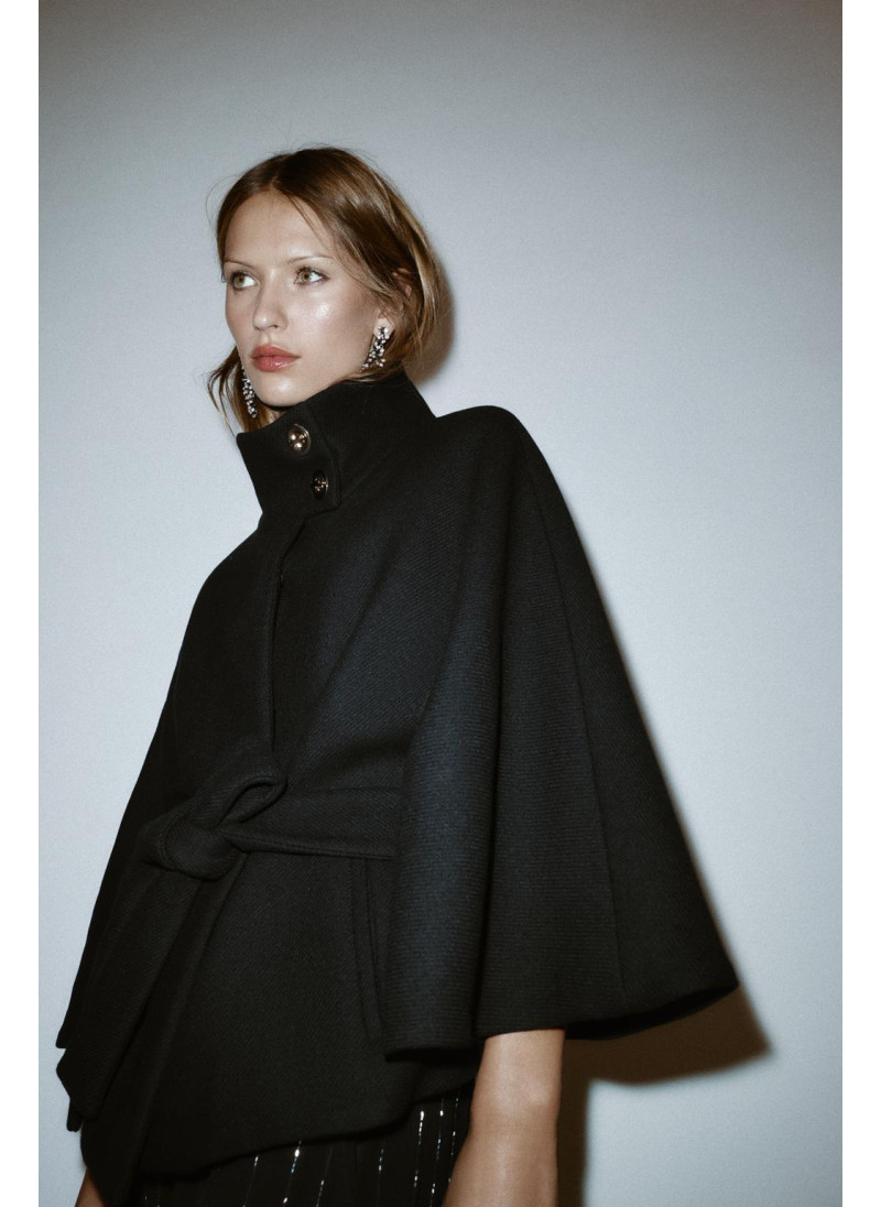 КОРОТКОЕ ПАЛЬТО-НАКИДКА С ПОЯСОМ ИЗ ШЕРСТИ КОРОТКОЕ ПАЛЬТО-НАКИДКА С ПОЯСОМ ИЗ ШЕРСТИ