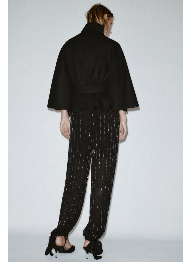 КОРОТКОЕ ПАЛЬТО-НАКИДКА С ПОЯСОМ ИЗ ШЕРСТИ КОРОТКОЕ ПАЛЬТО-НАКИДКА С ПОЯСОМ ИЗ ШЕРСТИ