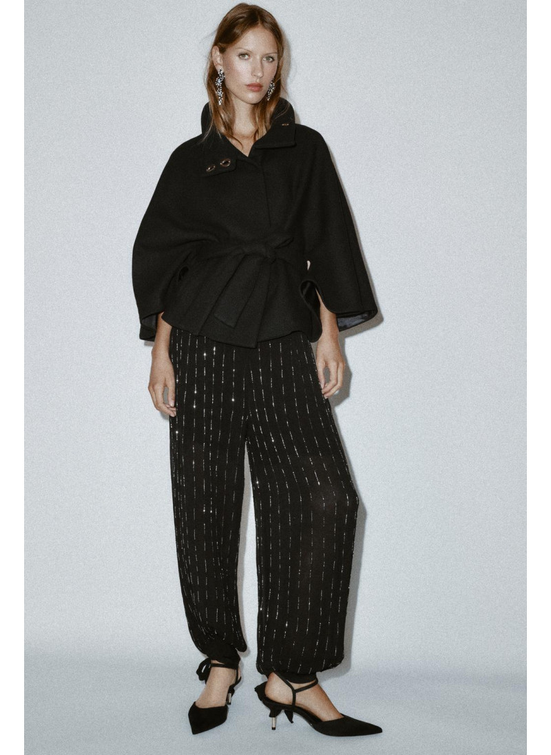 КОРОТКОЕ ПАЛЬТО-НАКИДКА С П...