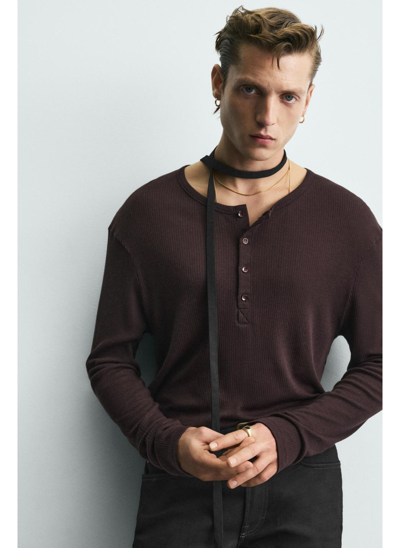 Футболка с воротником henley из лиоцелла и хлопка Футболка с воротником henley из лиоцелла и хлопка