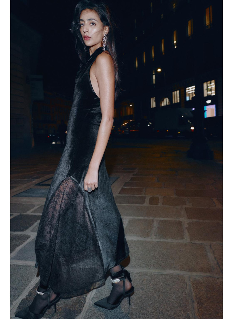 Туфли на тонком каблуке с камнями Туфли на тонком каблуке с камнями