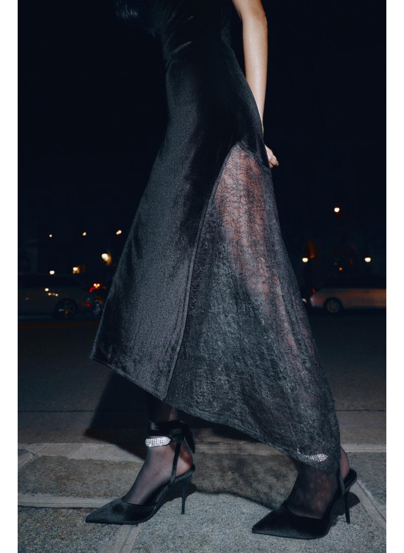 Туфли на тонком каблуке с камнями Туфли на тонком каблуке с камнями