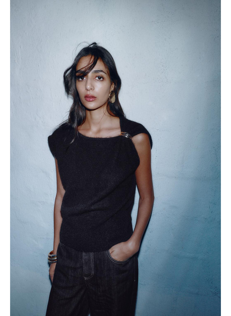 Безрукавный трикотажный свитер с брошью Безрукавный трикотажный свитер с брошью