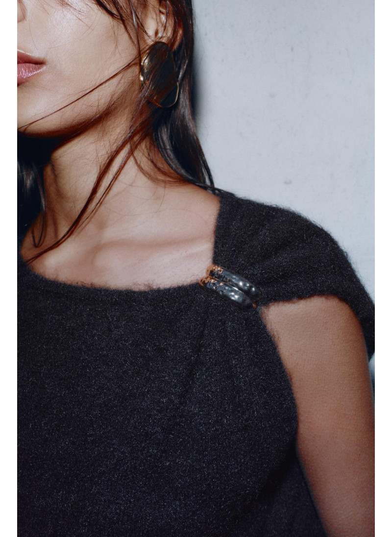 Безрукавный трикотажный свитер с брошью Безрукавный трикотажный свитер с брошью