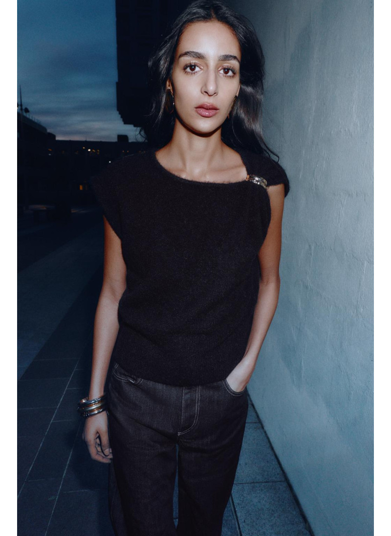 Безрукавный трикотажный свитер с брошью Безрукавный трикотажный свитер с брошью