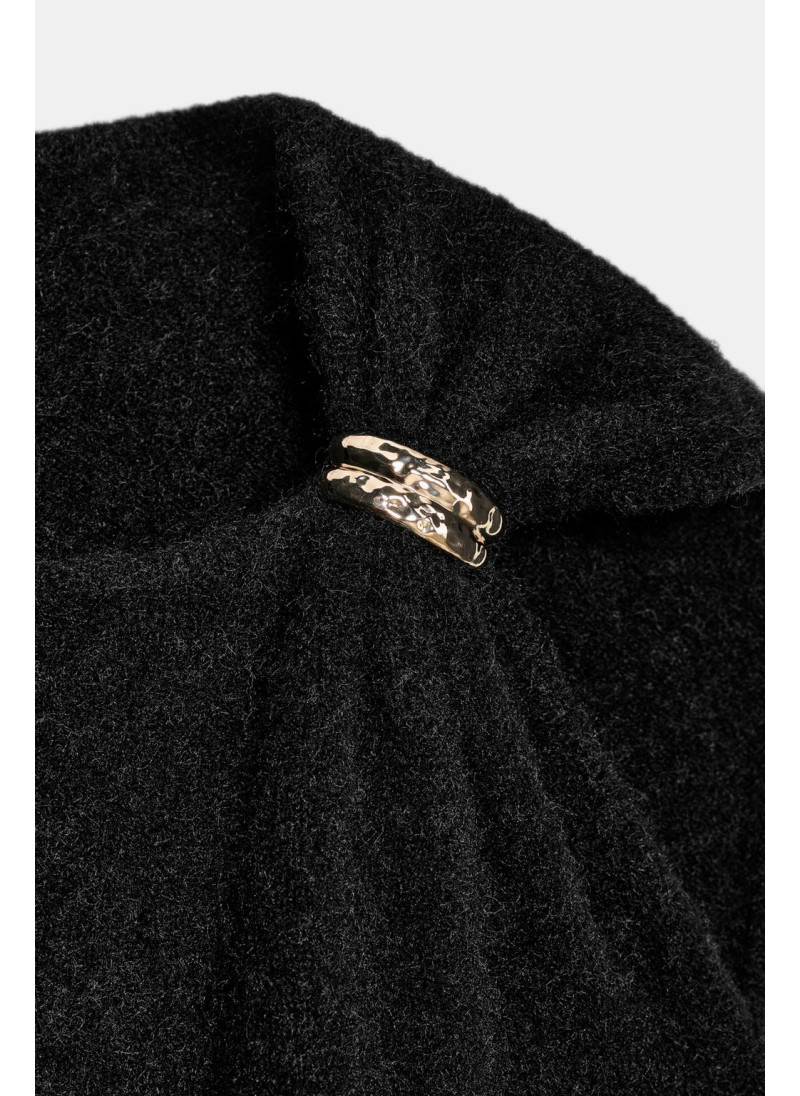 Безрукавный трикотажный свитер с брошью Безрукавный трикотажный свитер с брошью